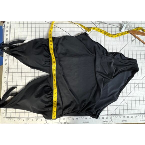 Old Navy Plus Size Black Ruched One Piece Swimsuit NWT - Picture 6 of 9